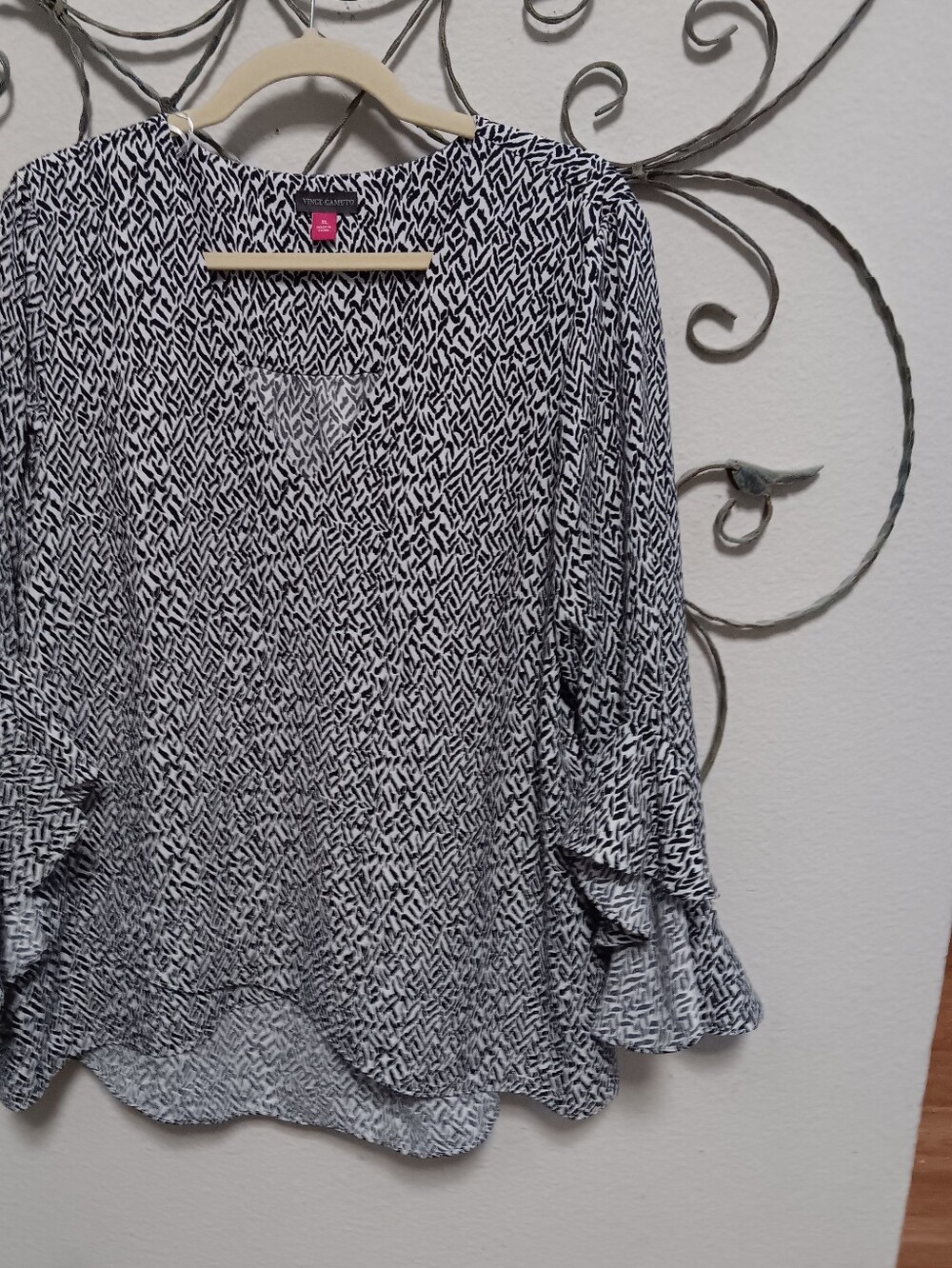 VINCE CAMUTO black/white print surplice hi-lo flutter sleeve top, XL